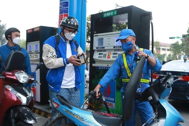 Từ 15h hôm nay, giá xăng dầu giảm gần 700 đồng/lít, chỉ 2 mặt hàng dầu tăng giá-1