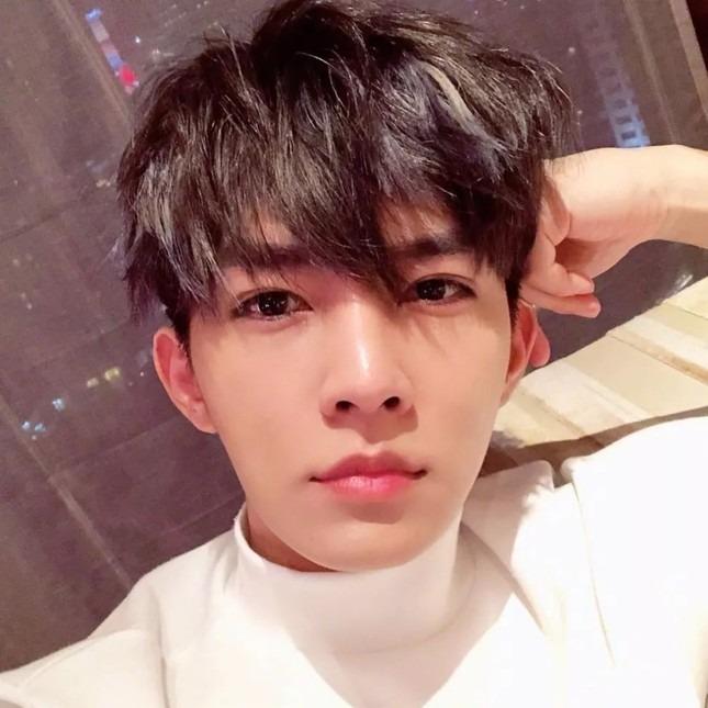 Ca sĩ Viêm Á Luân lãnh 7 tháng tù vì quan hệ tình dục với trẻ vị thành niên-2