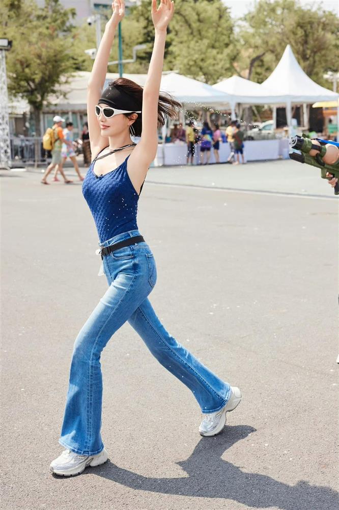 Quốc sắc thiên hương Trung Quốc quyến rũ với bodysuit, khó tin đã U50-3