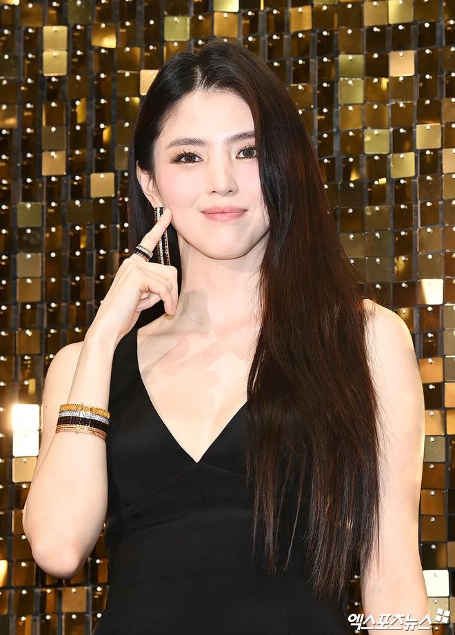 Han So Hee đắt show event mặc ồn ào: Diện váy xẻ ngực đầy sexy, che đi dấu hiệu gây tranh cãi-4