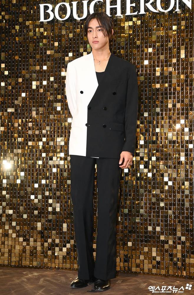 Han So Hee đắt show event mặc ồn ào: Diện váy xẻ ngực đầy sexy, che đi dấu hiệu gây tranh cãi-8