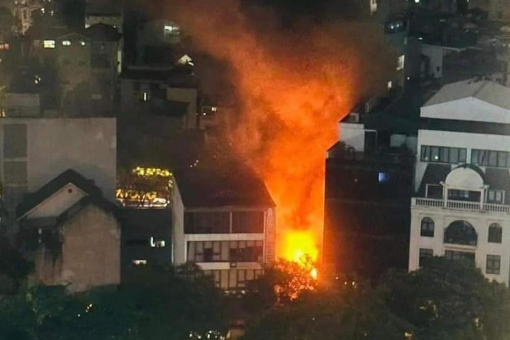 Cháy quán ăn ở Hà Nội lúc nửa đêm, lửa cuồn cuộn bốc cao-1