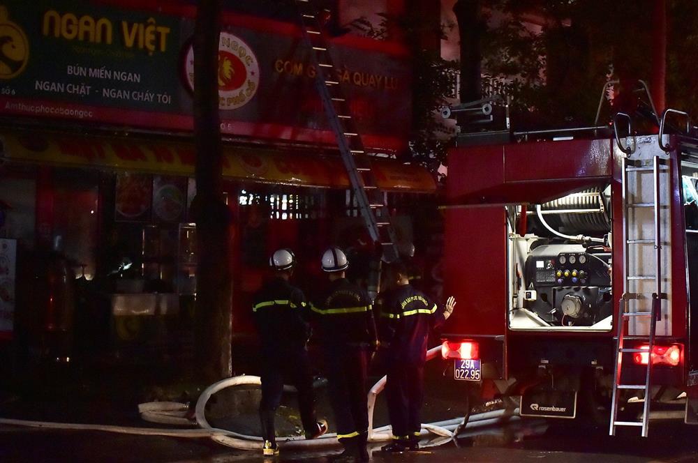 Cháy quán ăn ở Hà Nội lúc nửa đêm, lửa cuồn cuộn bốc cao-2