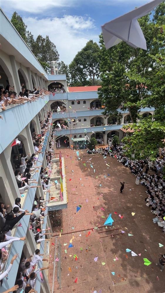 Đẹp ngỡ ngàng khoảnh khắc hàng trăm máy bay giấy khắp sân trường ngày tổng kết-1