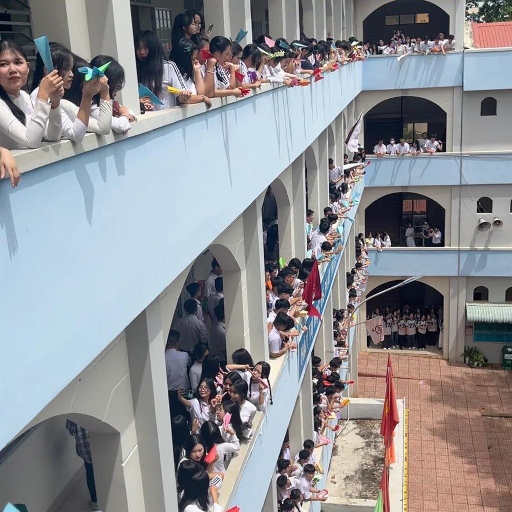 Đẹp ngỡ ngàng khoảnh khắc hàng trăm máy bay giấy khắp sân trường ngày tổng kết-2