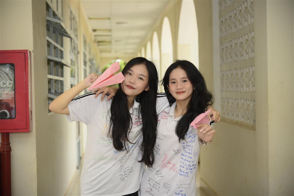 Đẹp ngỡ ngàng khoảnh khắc hàng trăm máy bay giấy khắp sân trường ngày tổng kết-4