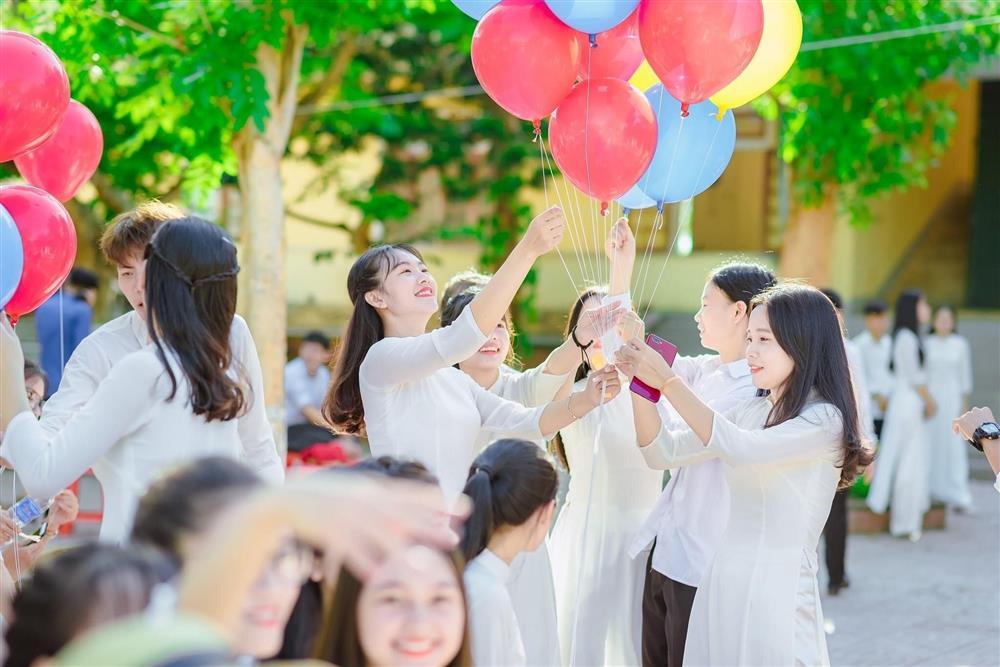 Đẹp ngỡ ngàng khoảnh khắc hàng trăm máy bay giấy khắp sân trường ngày tổng kết-5