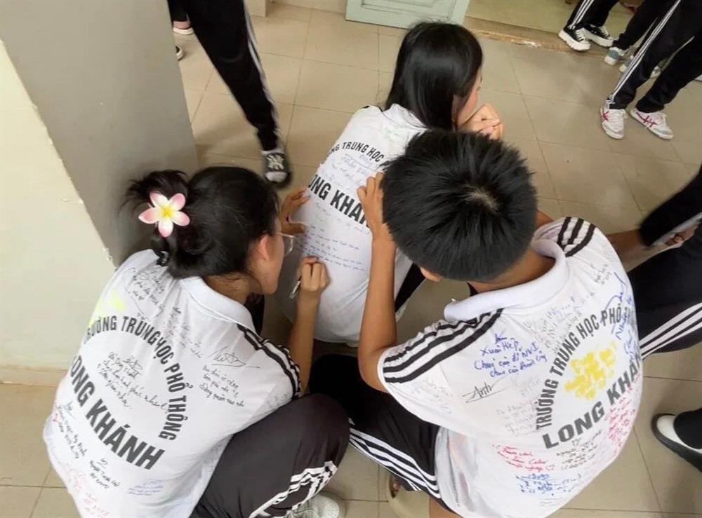 Đẹp ngỡ ngàng khoảnh khắc hàng trăm máy bay giấy khắp sân trường ngày tổng kết-7