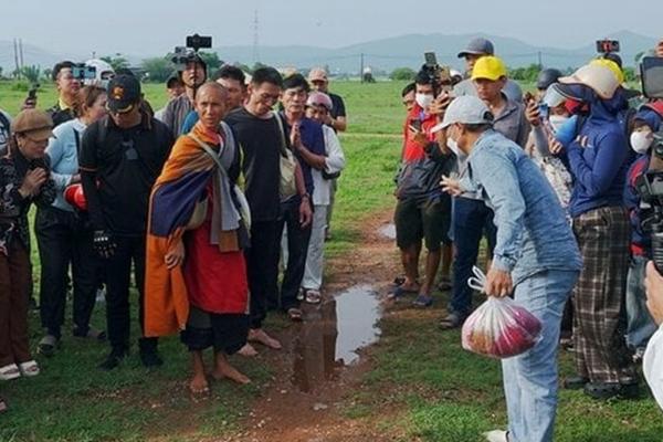 Đoàn Youtuber, streamer bám theo ông Minh Tuệ gây nguy hiểm cho xã hội-3