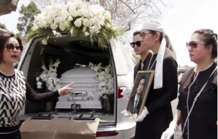 Lễ an táng Đức Tiến: Nghẹn ngào khoảnh khắc con gái vẫy tay chào, dàn sao Vbiz gục khóc tiễn biệt phút cuối-1