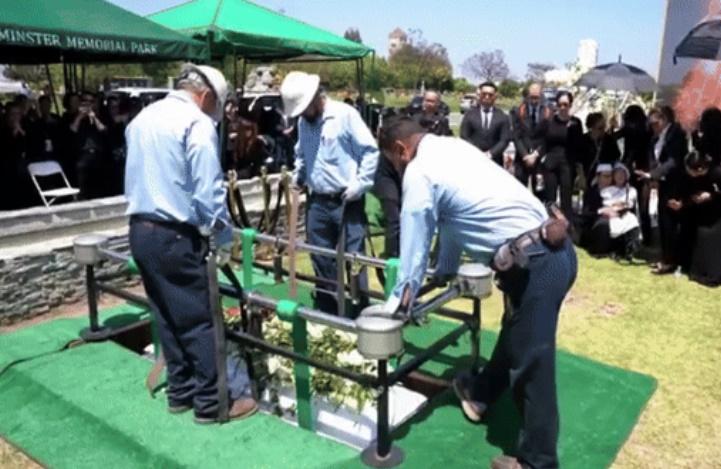 Lễ an táng Đức Tiến: Nghẹn ngào khoảnh khắc con gái vẫy tay chào, dàn sao Vbiz gục khóc tiễn biệt phút cuối-8