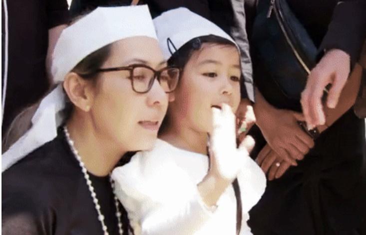 Lễ an táng Đức Tiến: Nghẹn ngào khoảnh khắc con gái vẫy tay chào, dàn sao Vbiz gục khóc tiễn biệt phút cuối-7