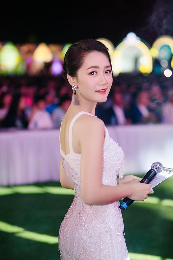 Nhan sắc đời thực đẹp mê li của BTV Thời sự Thu Hà-2