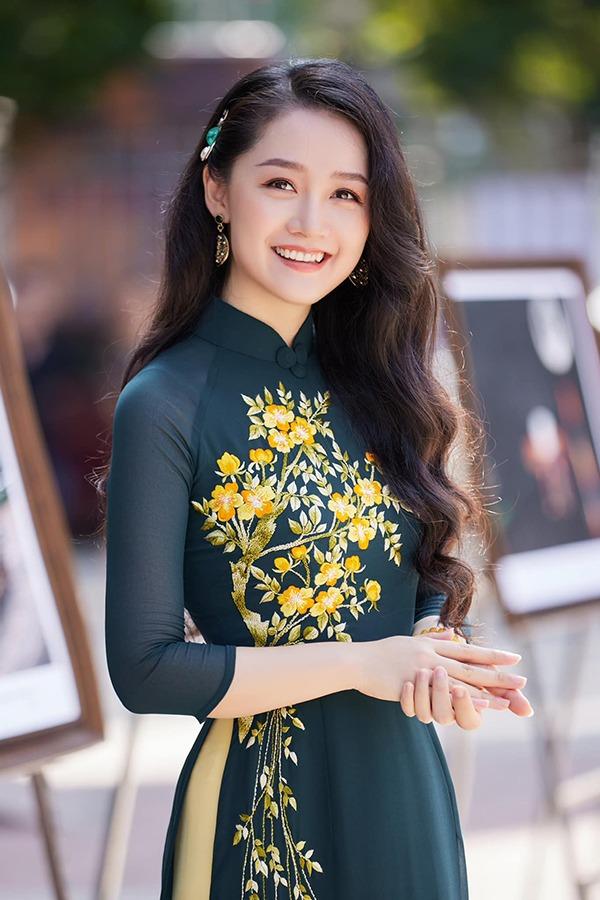 Nhan sắc đời thực đẹp mê li của BTV Thời sự Thu Hà-7