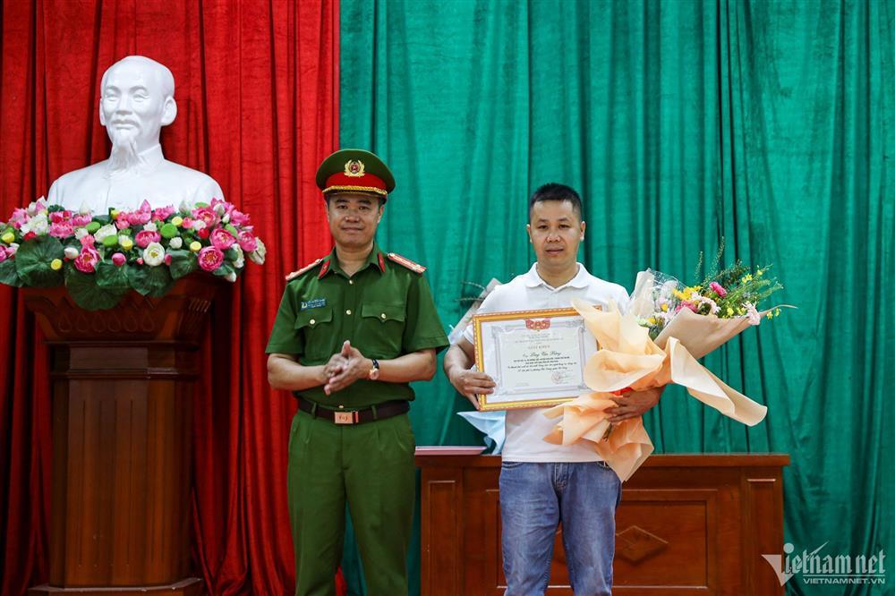 Khen thưởng người leo tường cứu nạn nhân mắc kẹt trong đám cháy ở Hà Nội-1