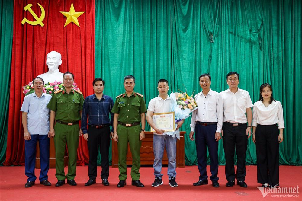 Khen thưởng người leo tường cứu nạn nhân mắc kẹt trong đám cháy ở Hà Nội-2