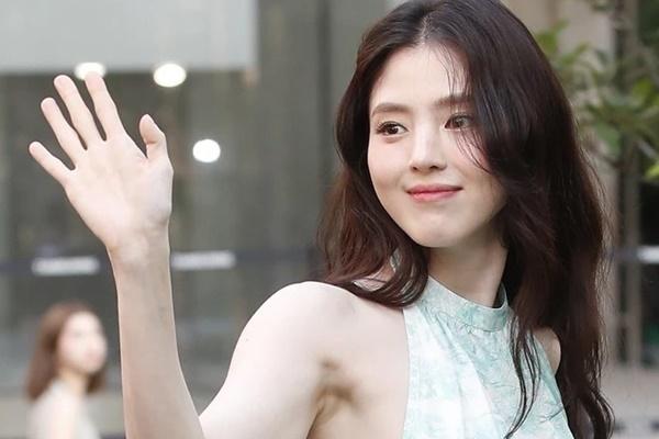 Han So Hee thách thức dư luận: Bị chê bai vì lộ hình xăm kém sang, xả luôn ảnh khoe tha thu kín người-12