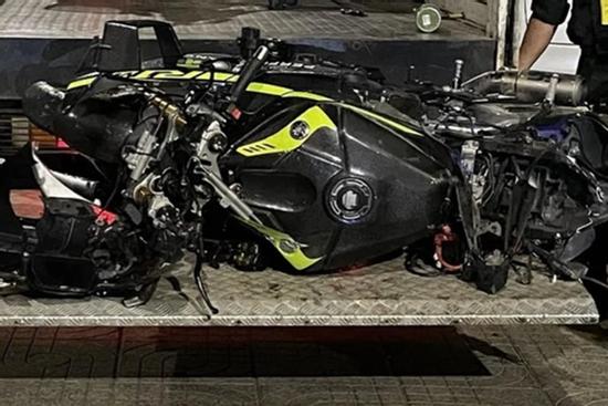 Video: Hoảng hồn cảnh xe máy phóng như 'bay' trên đường rồi lao thẳng vào vòng xuyến