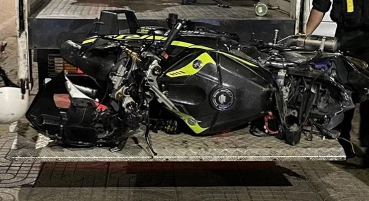 Video: Hoảng hồn cảnh xe máy phóng như bay trên đường rồi lao thẳng vào vòng xuyến-1