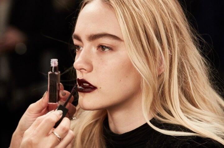 Những lưu ý để không bị già hơn tuổi khi trang điểm-2