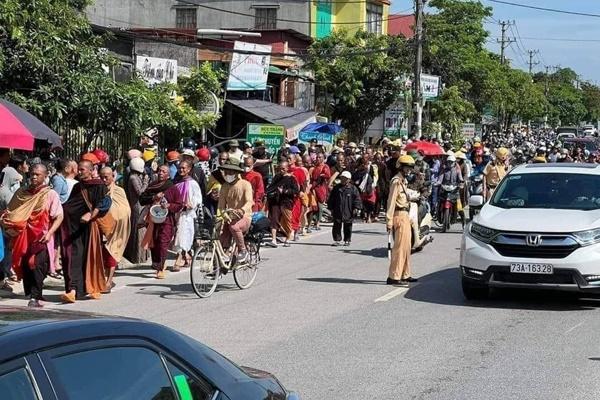 Thêm một cô gái trẻ ngất xỉu khi đi cùng đám đông theo ông Thích Minh Tuệ-3