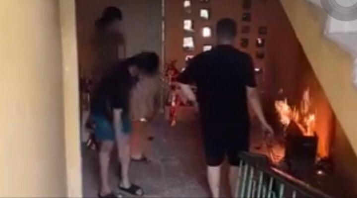 Người phụ nữ đốt vàng mã ở cầu thang khu tập thể bị phạt 4 triệu đồng-2