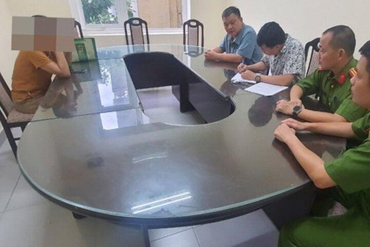 Người phụ nữ đốt vàng mã ở cầu thang khu tập thể bị phạt 4 triệu đồng-1