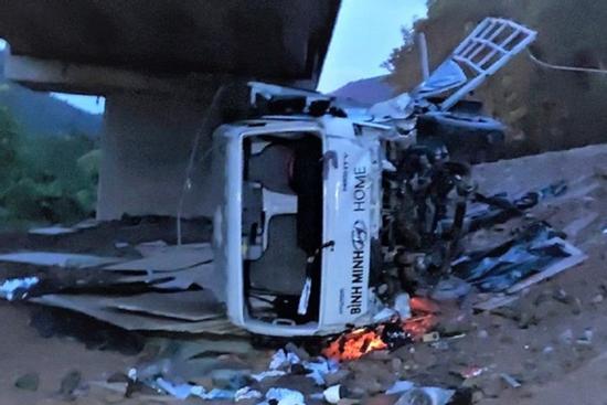 Va chạm trên cao tốc La Sơn-Túy Loan, xe tải rơi xuống gầm cầu