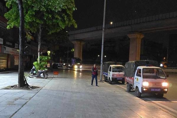 Hà Nội: Phát thông báo truy tìm người mẹ trong vụ trẻ sơ sinh treo trên cây giữa phố-1