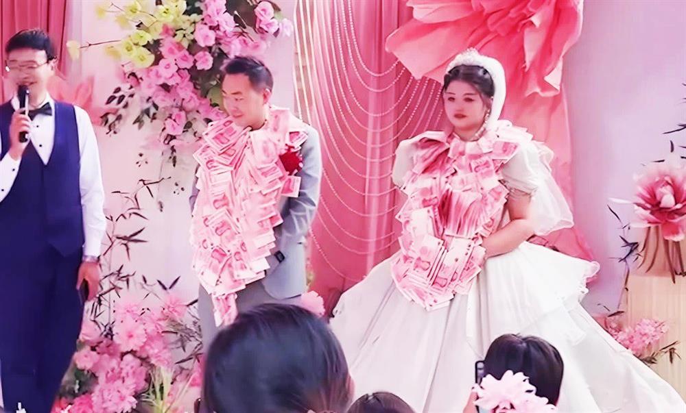 Em trai kết hôn được 8 chị gái tặng vòng hoa tiền mặt gây sốc-2