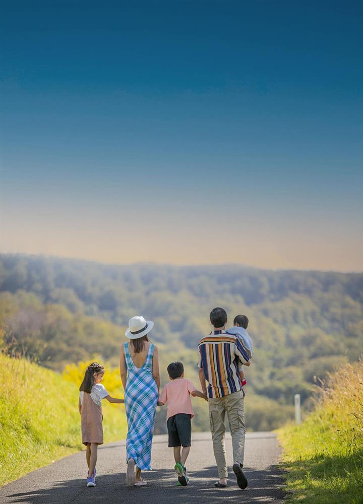 Những tiểu thư, quý tử ngậm thìa vàng từ khi sinh ra ở showbiz Việt-3