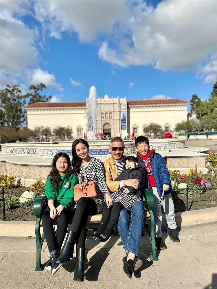 Những tiểu thư, quý tử ngậm thìa vàng từ khi sinh ra ở showbiz Việt-6