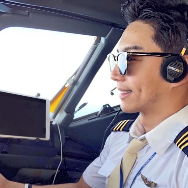 Khách đi máy bay chỉ vì phi công… quá đẹp trai-2