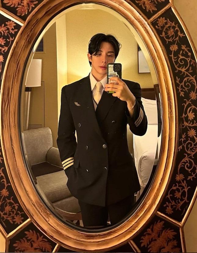 Khách đi máy bay chỉ vì phi công… quá đẹp trai-3