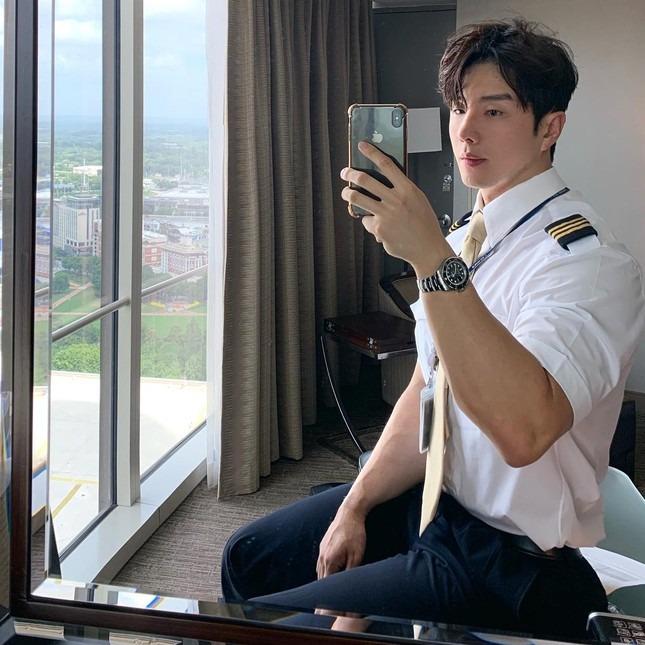 Khách đi máy bay chỉ vì phi công… quá đẹp trai-4