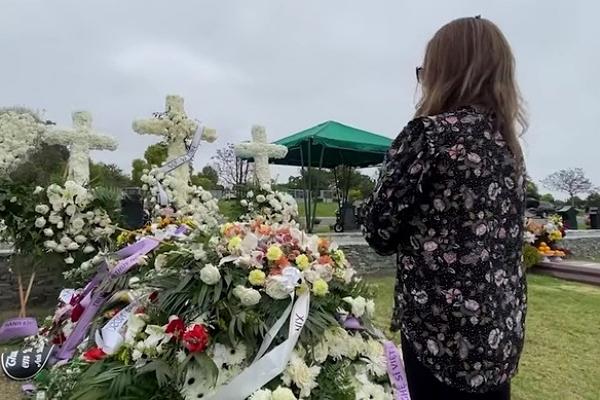 Hình ảnh chưa công bố trong tang lễ diễn viên Đức Tiến: Bình Phương gọi điện cho mẹ chồng, khóc nức nở khi tiễn biệt-10