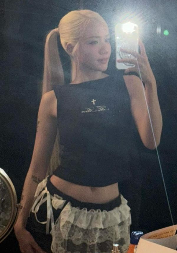 Phương Ly chăm diện váy ngắn nữ sinh, khoe eo quyến rũ-1