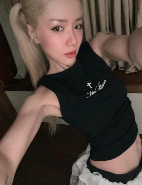 Phương Ly chăm diện váy ngắn nữ sinh, khoe eo quyến rũ-3