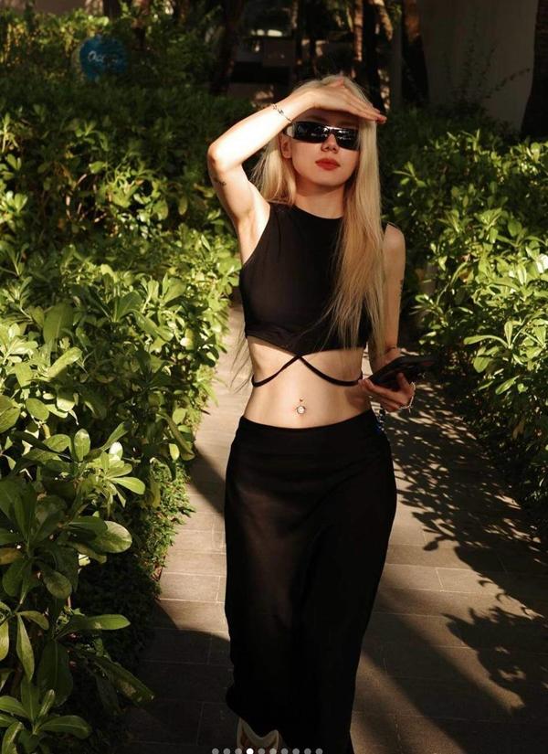 Phương Ly chăm diện váy ngắn nữ sinh, khoe eo quyến rũ-4