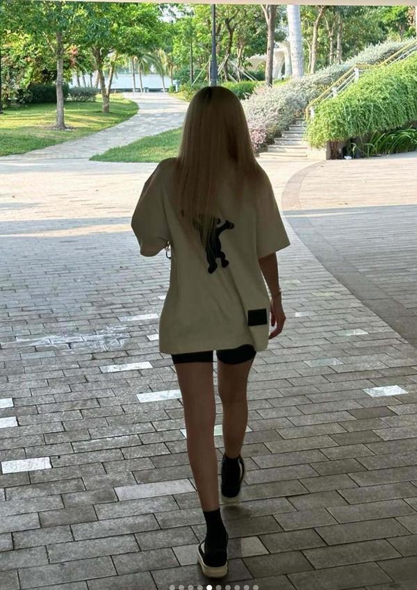 Phương Ly chăm diện váy ngắn nữ sinh, khoe eo quyến rũ-8