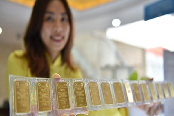 Kỳ vọng giá vàng giảm tiếp, nhiều người đến xem ngân hàng bán vàng rồi ra về-2
