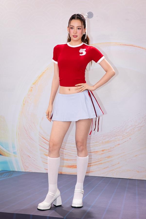 Dàn Hậu khoe dáng khét lẹt: Thanh Thủy - Tiểu Vy đọ eo thon, 1 phu nhân hào môn lộ diện giữa tin đồn bầu bí-1