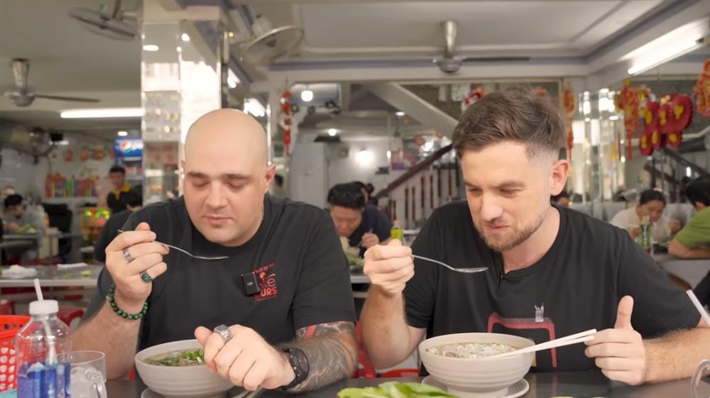 Khách Tây xì xụp thưởng thức món phở 54 năm ở TPHCM, khen đáng bay từ Mỹ về ăn-1