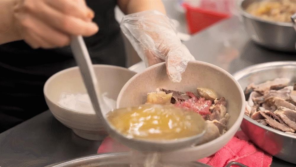 Khách Tây xì xụp thưởng thức món phở 54 năm ở TPHCM, khen đáng bay từ Mỹ về ăn-2