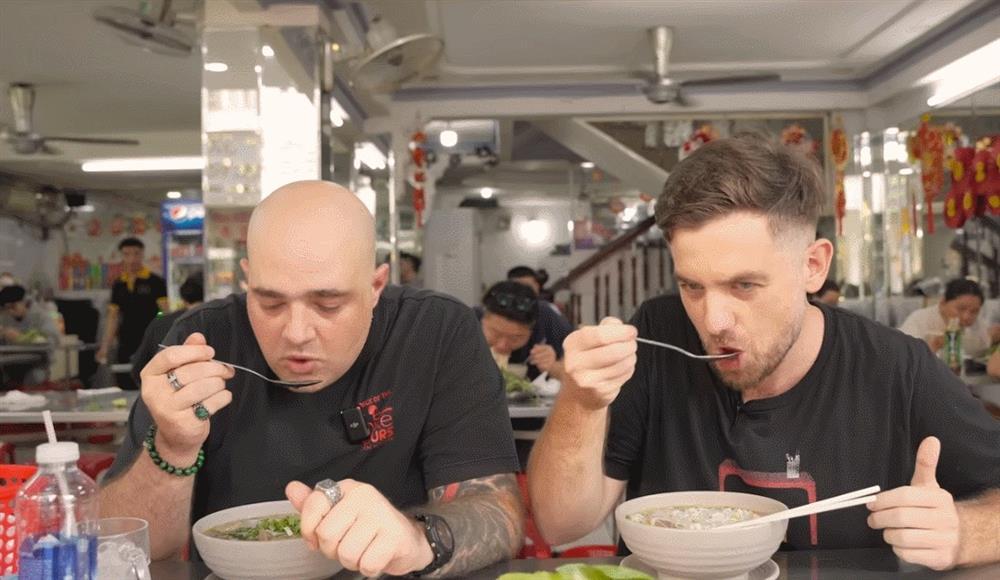 Khách Tây xì xụp thưởng thức món phở 54 năm ở TPHCM, khen đáng bay từ Mỹ về ăn-3