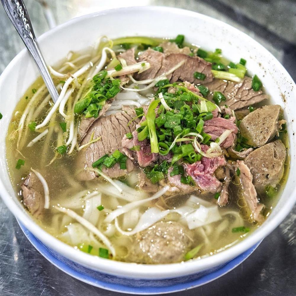 Khách Tây xì xụp thưởng thức món phở 54 năm ở TPHCM, khen đáng bay từ Mỹ về ăn-4