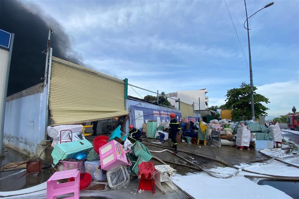 Cháy kho hàng đồ gia dụng ở Khánh Hoà, cột khói cao hàng chục mét-2