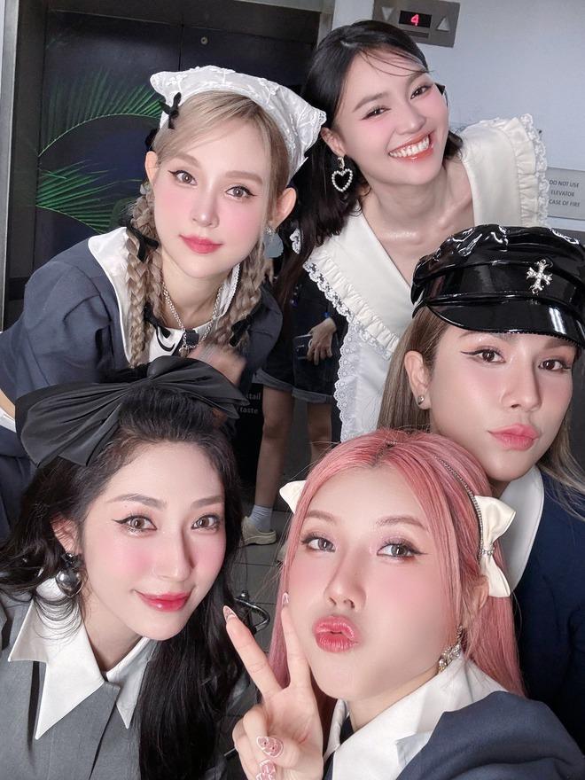 Netizen Trung Quốc nhá hàng về màn trình diễn của LUNAS ở Đạp gió, một chị đẹp bị lộ mang... phao lên sân khấu!-1