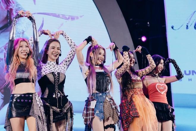 Netizen Trung Quốc nhá hàng về màn trình diễn của LUNAS ở Đạp gió, một chị đẹp bị lộ mang... phao lên sân khấu!-2