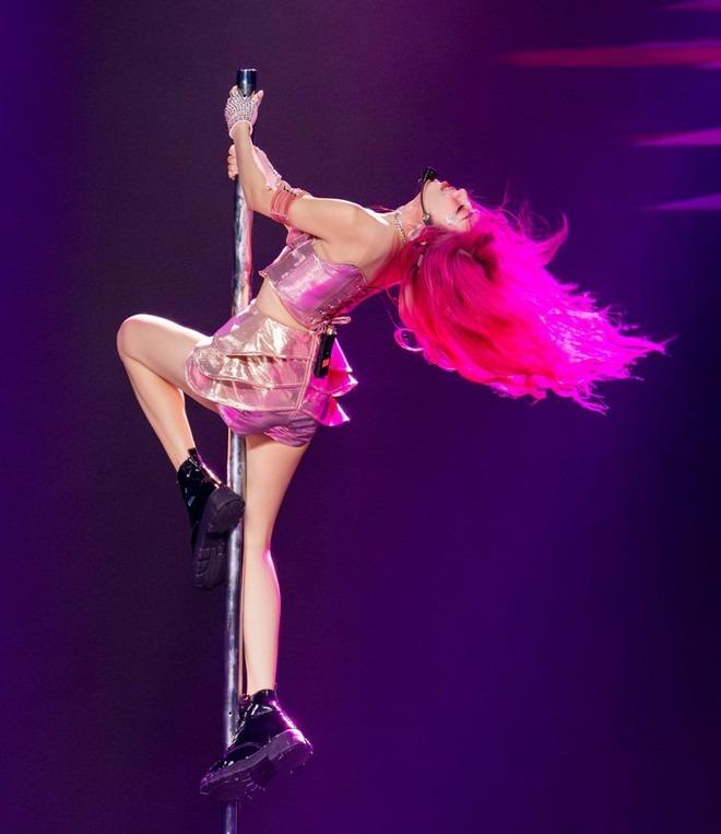 Netizen Trung Quốc nhá hàng về màn trình diễn của LUNAS ở Đạp gió, một chị đẹp bị lộ mang... phao lên sân khấu!-5